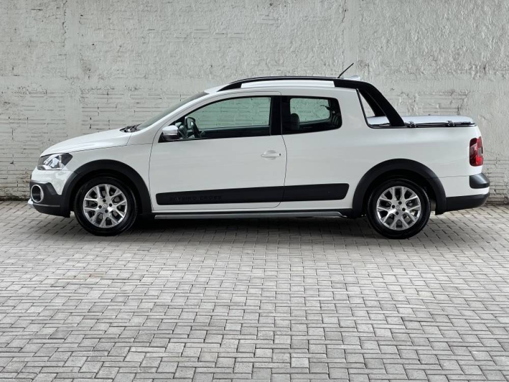 VOLKSWAGEN - SAVEIRO - 2014/2015 - Branca - R$ 75.000,00