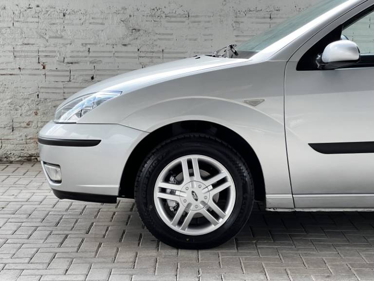 FORD - FOCUS - 2004/2003 - Prata - R$ 25.000,00