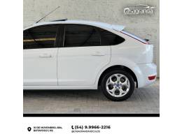FORD - FOCUS - 2014/2013 - Branca - R$ 58.000,00