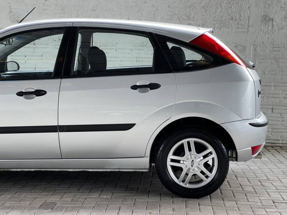 FORD - FOCUS - 2004/2003 - Prata - R$ 25.000,00