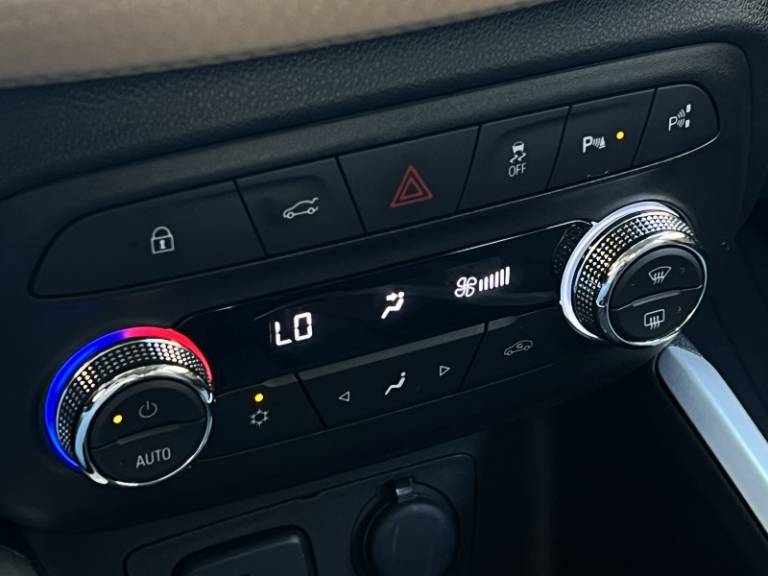 CHEVROLET - ONIX - 2023/2024 - Prata - R$ 97.000,00