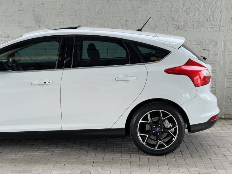 FORD - FOCUS - 2015/2015 - Branca - R$ 64.000,00