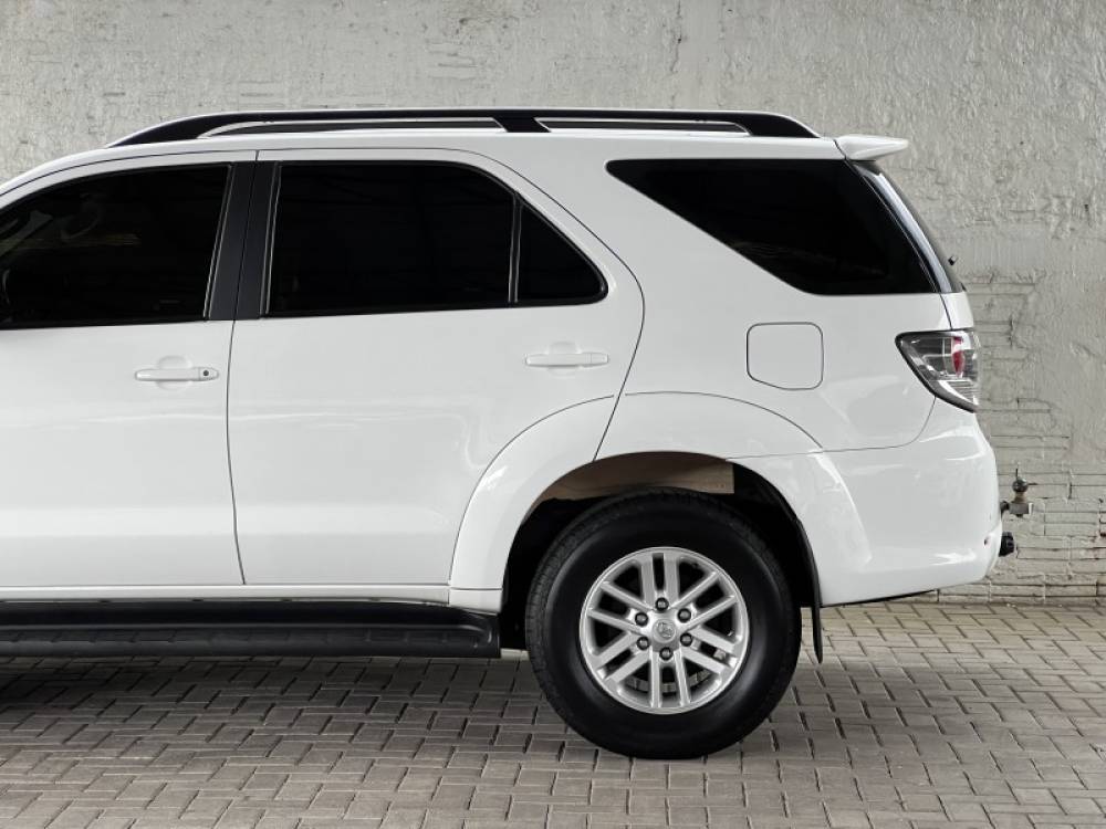 TOYOTA - HILUX SW4 - 2013/2013 - Branca - R$ 145.000,00