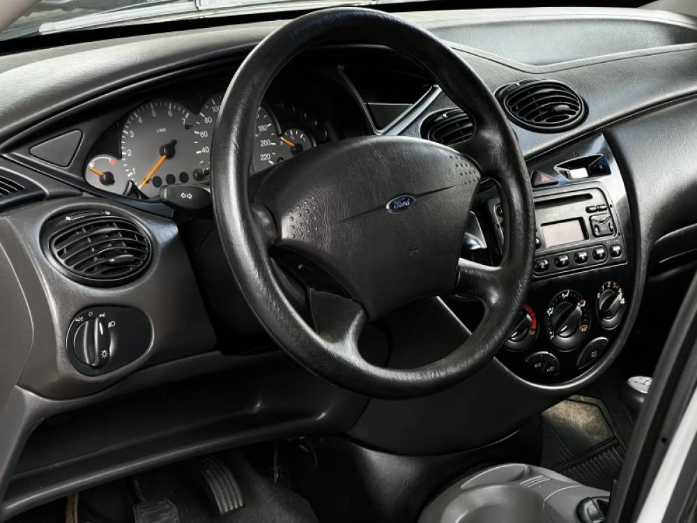 FORD - FOCUS - 2004/2003 - Prata - R$ 25.000,00