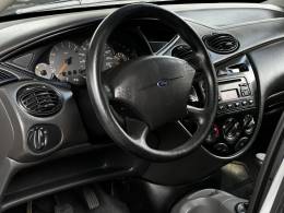 FORD - FOCUS - 2004/2003 - Prata - R$ 25.000,00