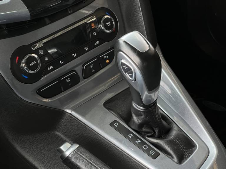 FORD - FOCUS - 2015/2015 - Branca - R$ 64.000,00