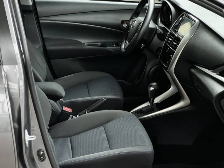 TOYOTA - YARIS - 2021/2022 - Cinza - R$ 85.000,00