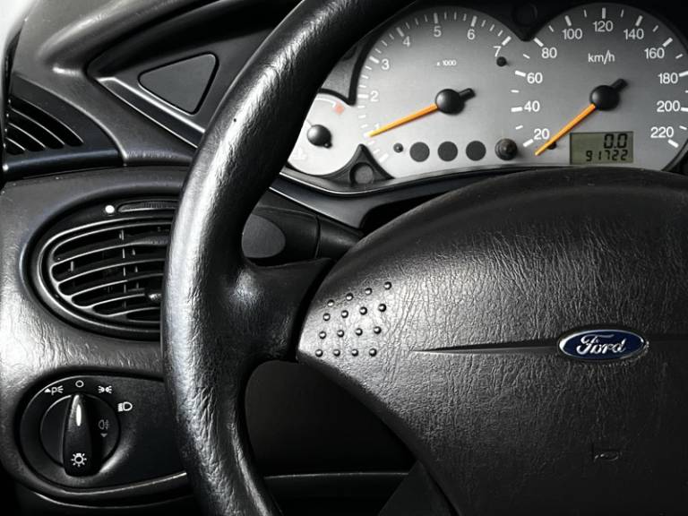 FORD - FOCUS - 2004/2003 - Prata - R$ 25.000,00