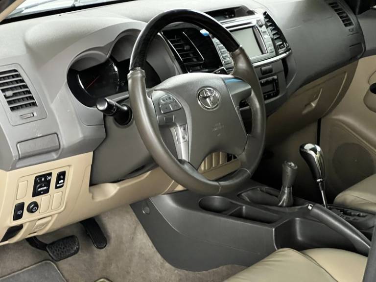 TOYOTA - HILUX SW4 - 2013/2013 - Branca - R$ 145.000,00