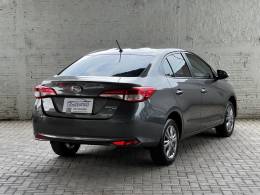 TOYOTA - YARIS - 2021/2022 - Cinza - R$ 85.000,00