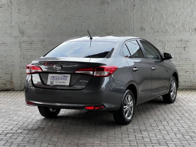 TOYOTA - YARIS - 2021/2022 - Cinza - R$ 85.000,00