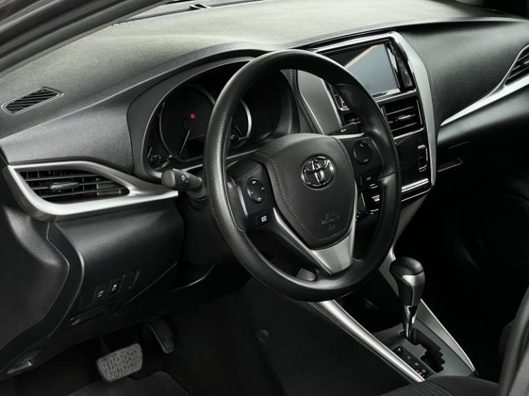 TOYOTA - YARIS - 2021/2022 - Cinza - R$ 85.000,00