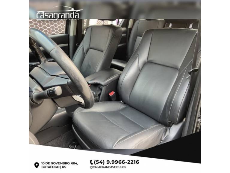 TOYOTA - HILUX - 2016/2017 - Preta - R$ 185.000,00