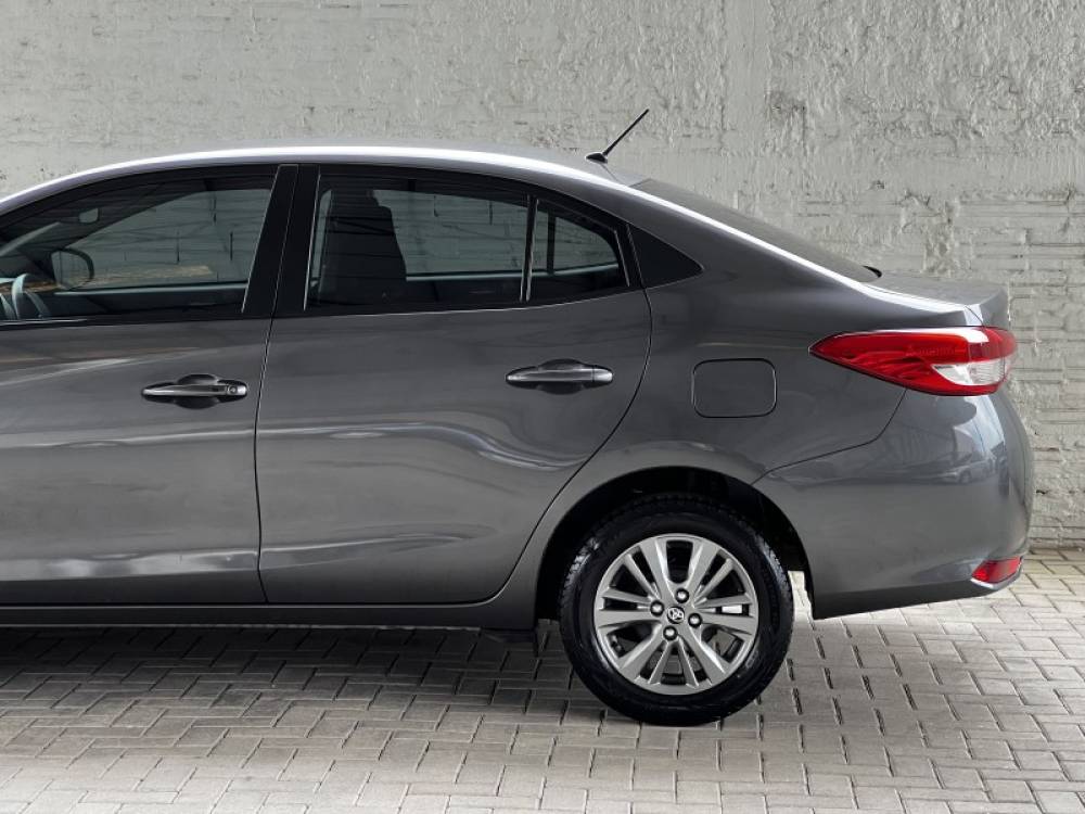 TOYOTA - YARIS - 2021/2022 - Cinza - R$ 85.000,00