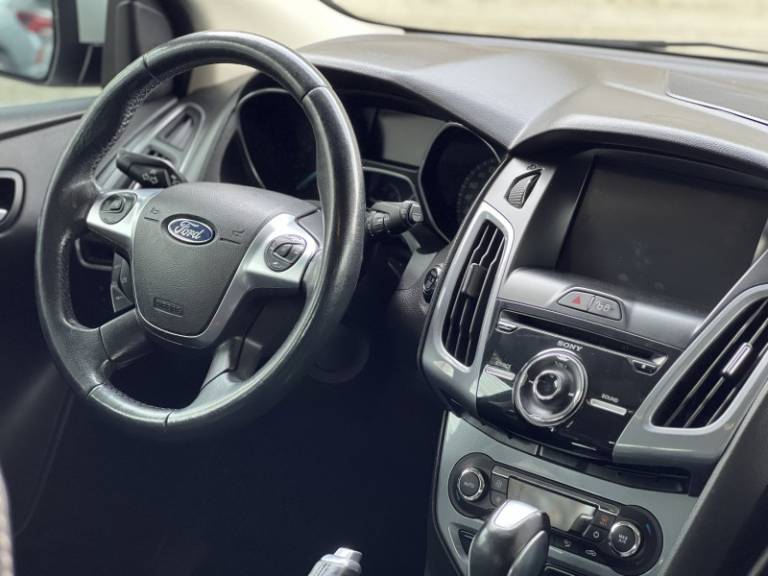 FORD - FOCUS - 2015/2015 - Branca - R$ 64.000,00