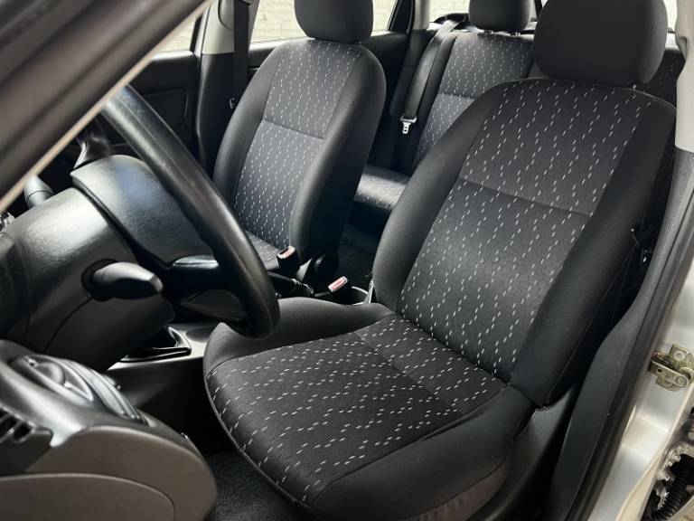 FORD - FOCUS - 2004/2003 - Prata - R$ 25.000,00