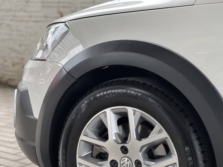 VOLKSWAGEN - SAVEIRO - 2014/2015 - Branca - R$ 75.000,00