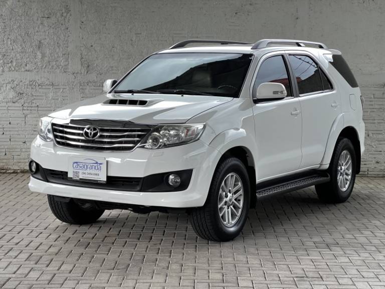 TOYOTA - HILUX SW4 - 2013/2013 - Branca - R$ 145.000,00