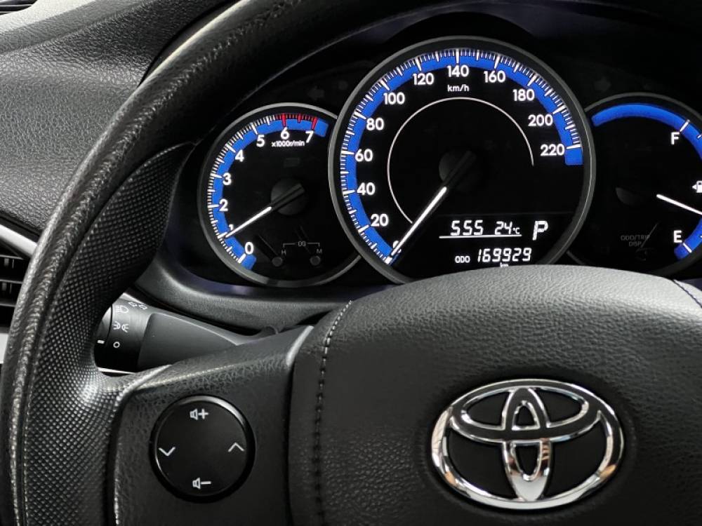 TOYOTA - YARIS - 2021/2022 - Cinza - R$ 85.000,00