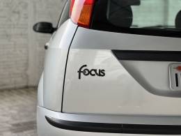 FORD - FOCUS - 2004/2003 - Prata - R$ 25.000,00