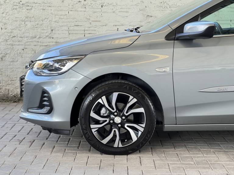 CHEVROLET - ONIX - 2023/2024 - Prata - R$ 97.000,00