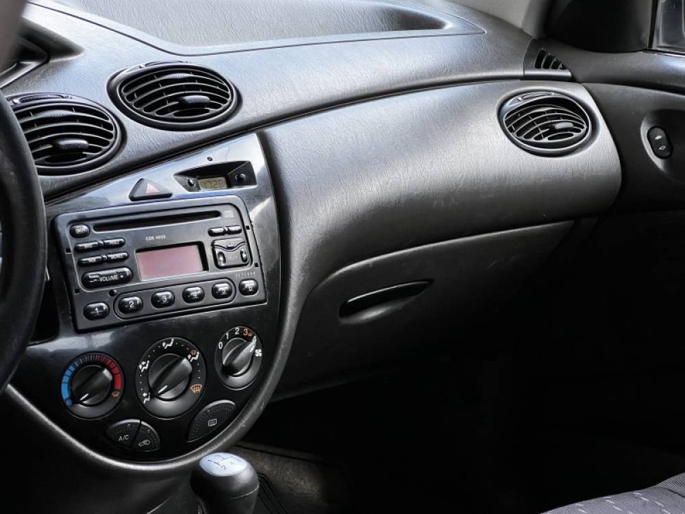 FORD - FOCUS - 2004/2003 - Prata - R$ 25.000,00