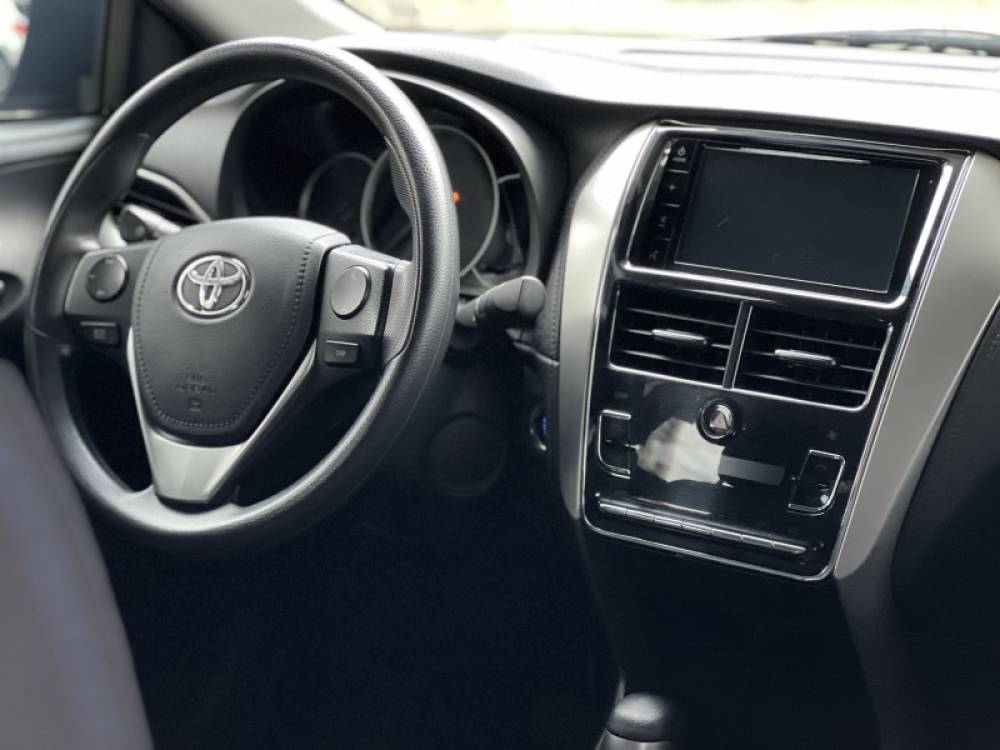 TOYOTA - YARIS - 2021/2022 - Cinza - R$ 85.000,00