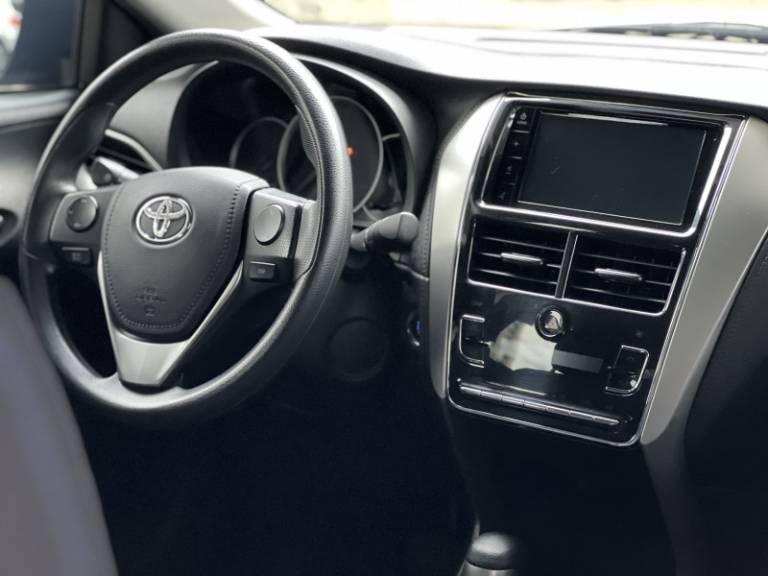 TOYOTA - YARIS - 2021/2022 - Cinza - R$ 85.000,00